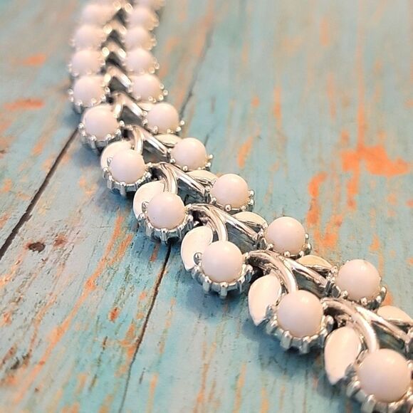 VINTAGE Costume Jewelry- Silver Tone & White Beaded Floral Chain Link Bracelet - Picture 2 of 7